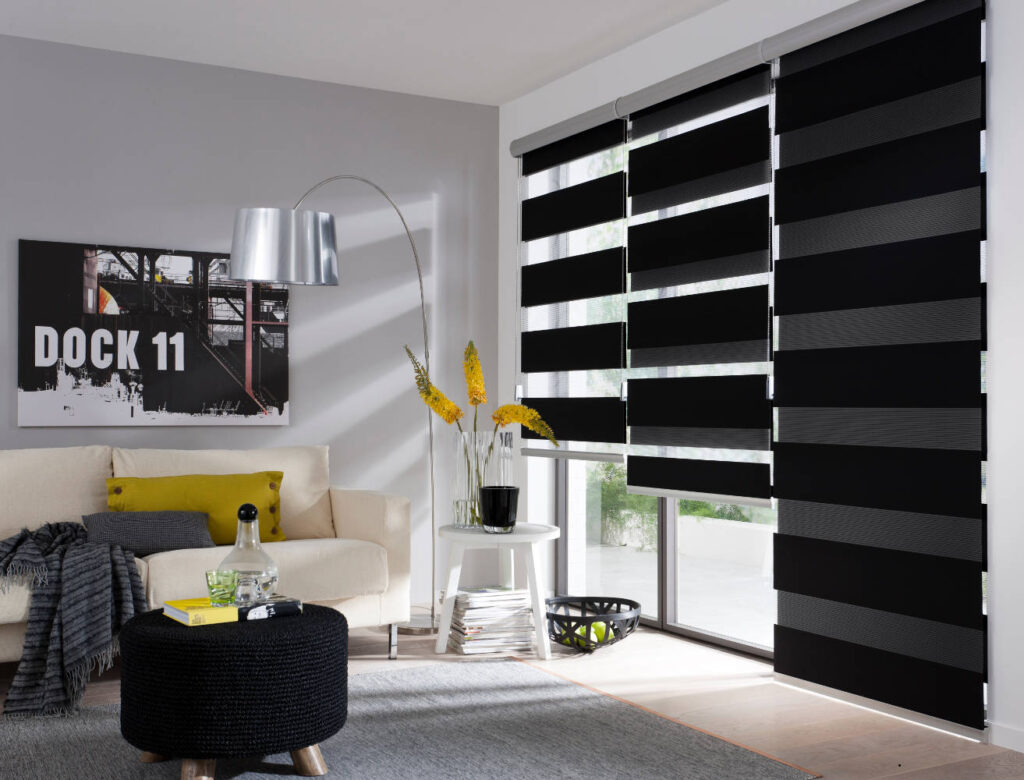 Referencia de Cortinas Zebra Blackout con franjas oscuras en un living