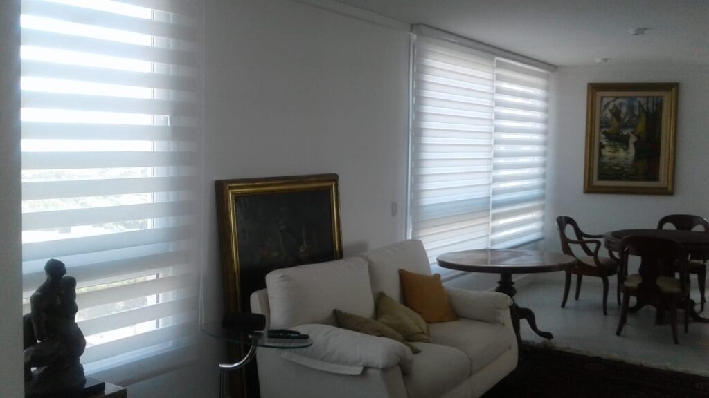 Cortinas Zebra Motorizadas a Medida 3 Referencia de luz filtrada para elegir una Zebra Motorizada en living