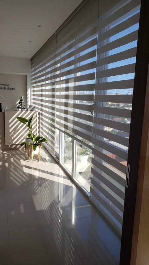 Cortinas Zebra Traslúcidas 3 Franjas de Cortinas Zebra Traslúcidas en un ventanal de oficina