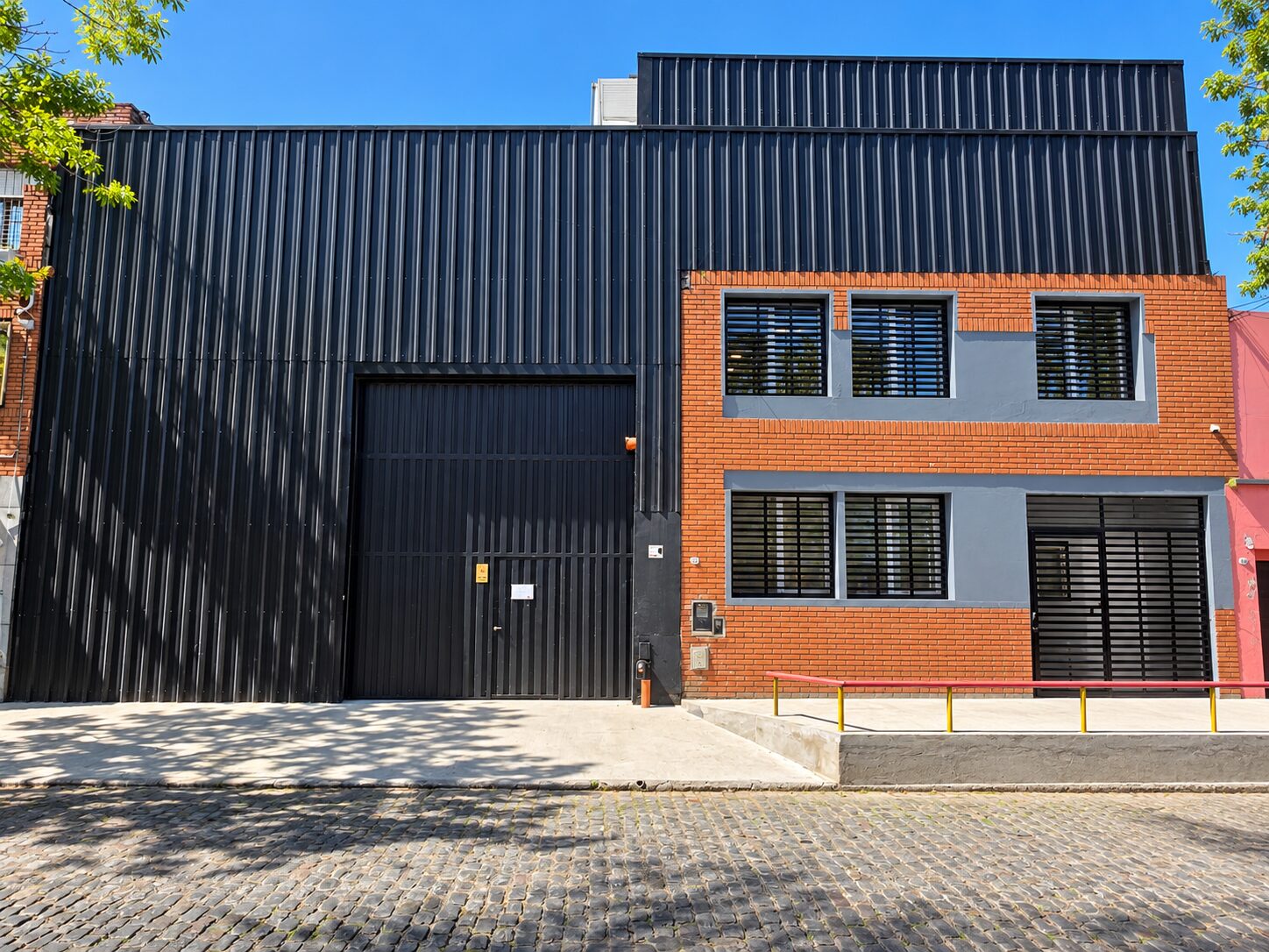 Fachada de la fábrica y showroom Eurodec en Barracas, Buenos Aires
