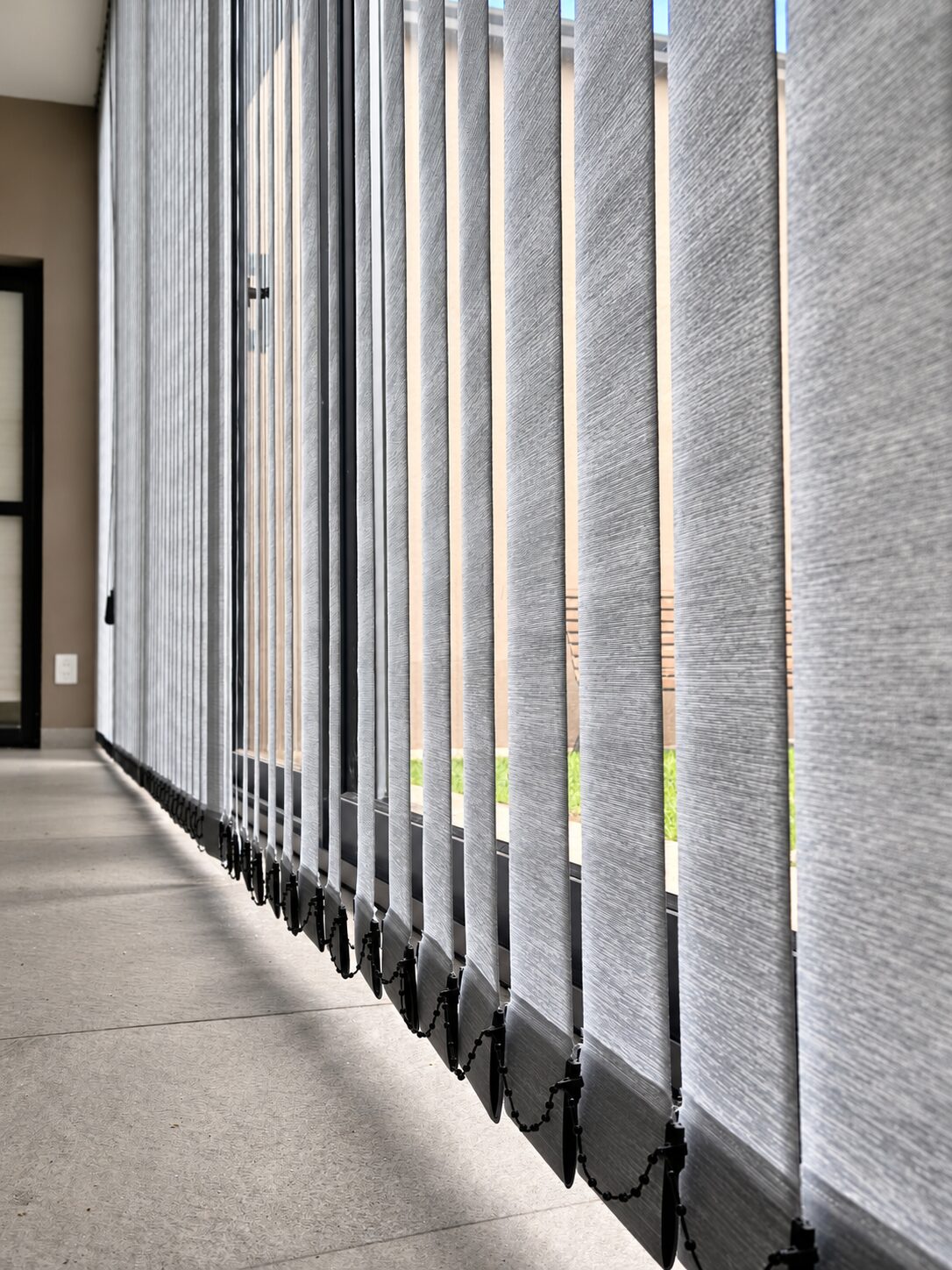 Detalle lateral de tela South Beach en bandas verticales