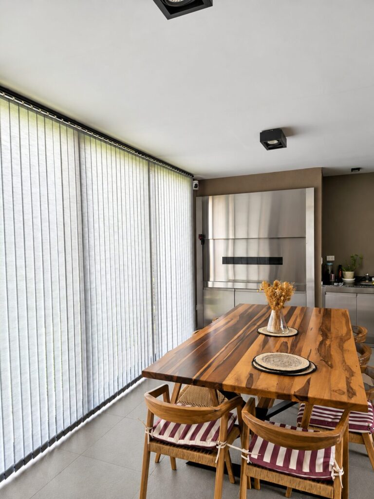 Bandas Verticales South Beach en ventanal de un quincho interior